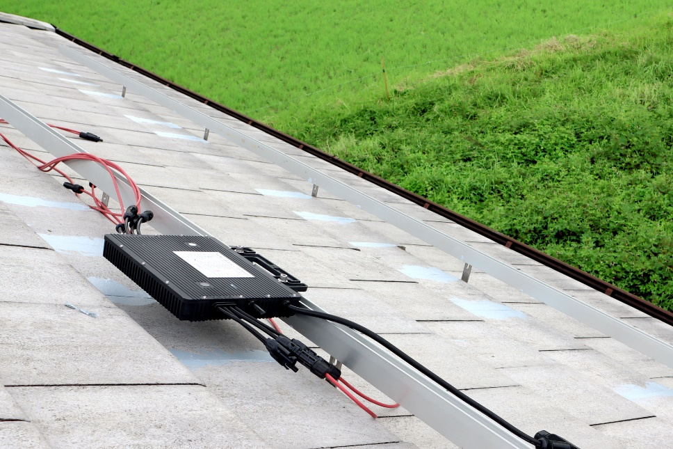 Hoymiles-microinverter-placed-on-the-rail.png