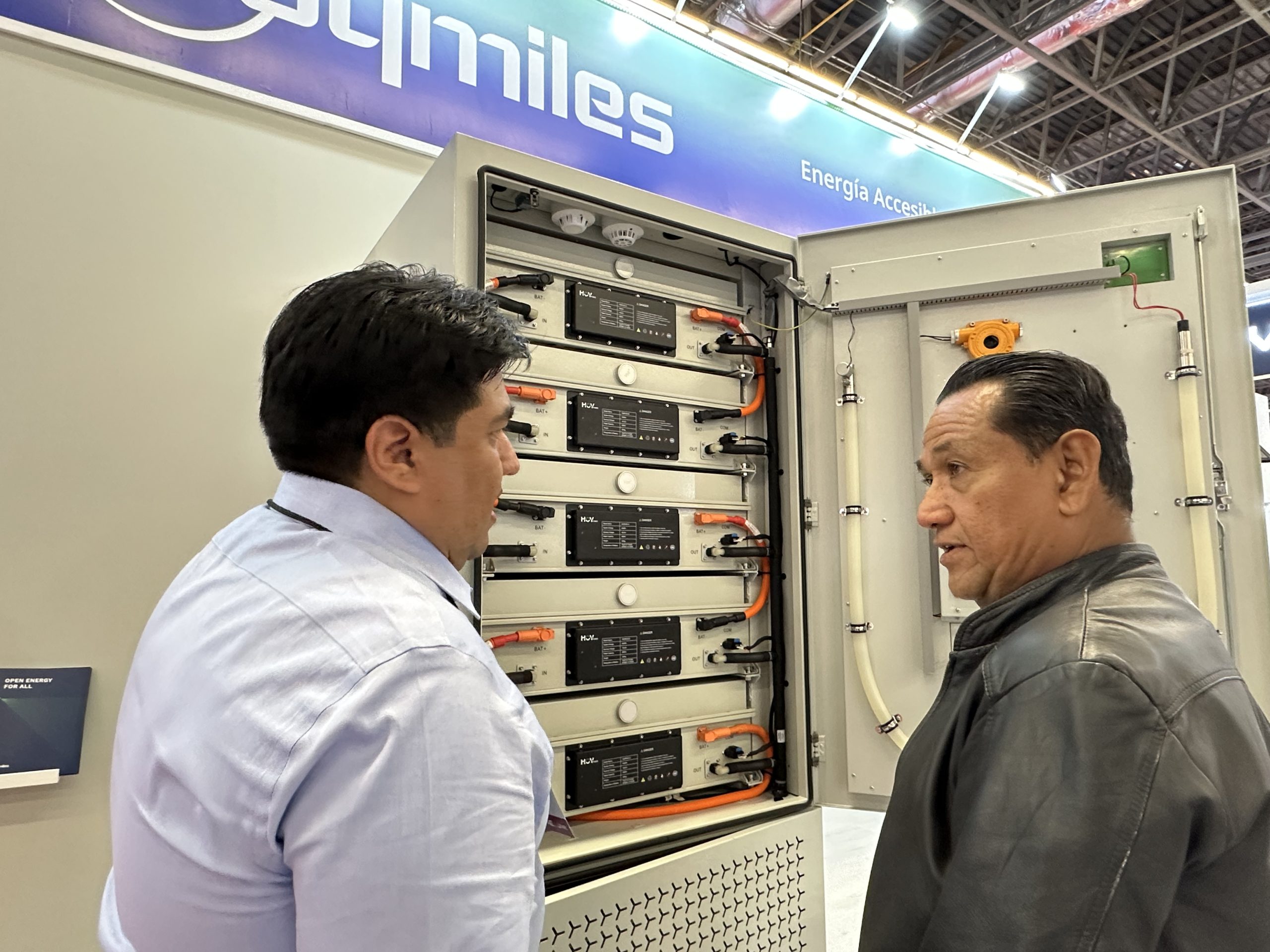 Explaining-Hoymiles-PCS-to-visitors-scaled.jpg