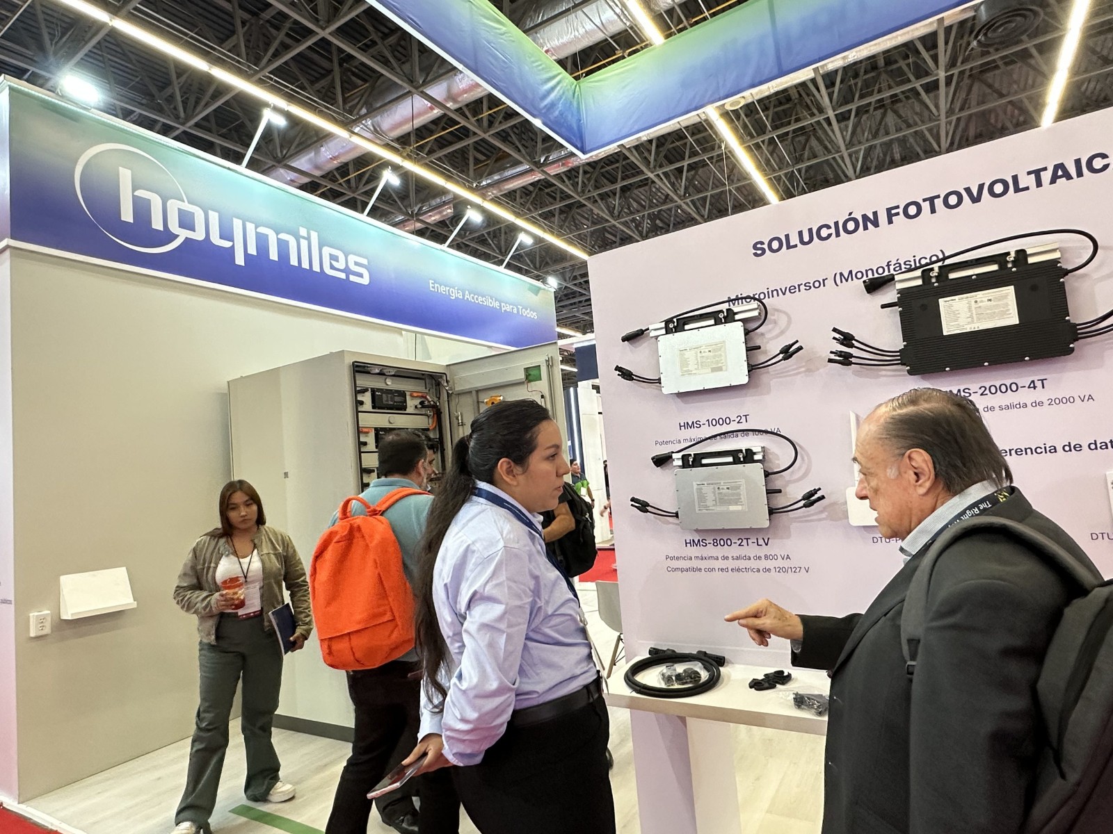 Visitor-at-Hoymiles-booth-scaled.jpg