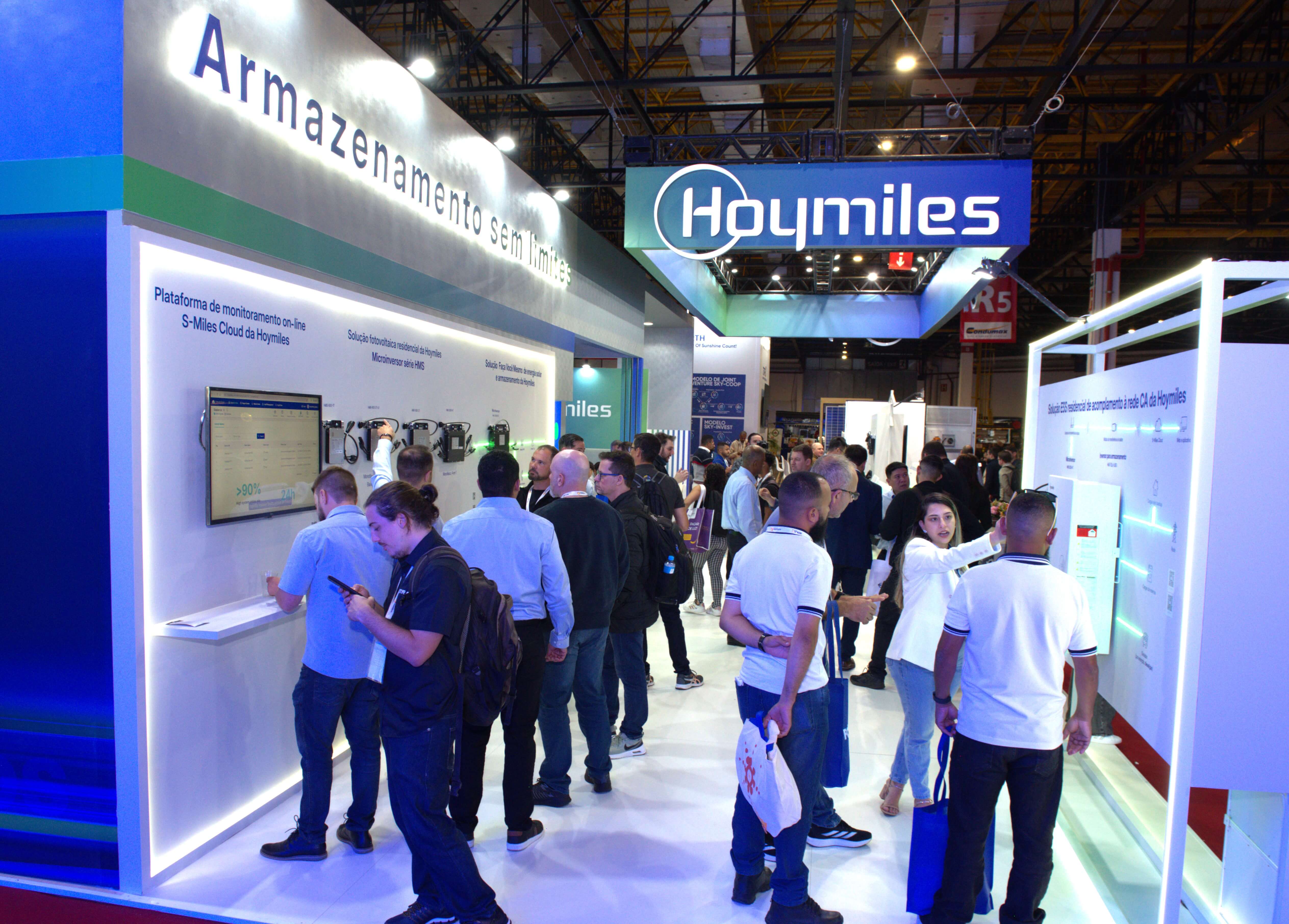 Visitors at Hoymiles booth.jpg