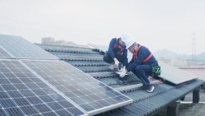 Read more about the article Safety first: Solar panel installer guide